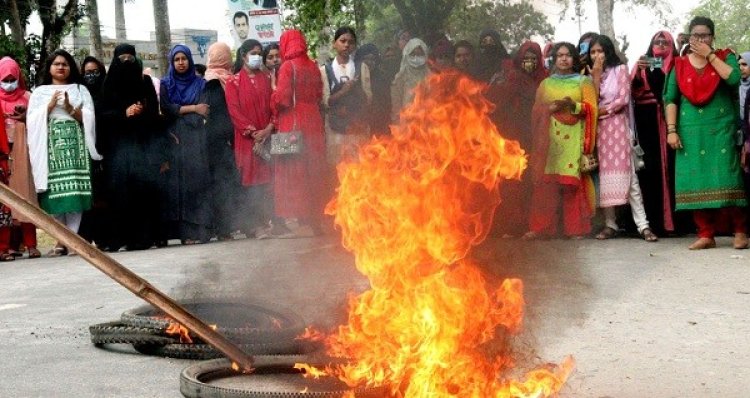 লাঞ্ছনার প্রতিবাদে বাকৃবি ছাত্রীদের সড়ক অবরোধ