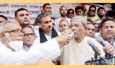 পানি পান করিয়ে বিএনপির অনশন ভাঙালেন প্রফেসর আনোয়ারুল্লাহ