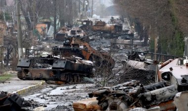 বুচার রাস্তায় বিধ্বস্ত ট্যাংকের সারি, গণকবরে ৩০০ মরদেহ