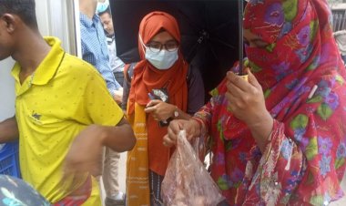 প্রাণিসম্পদ ভ্যানের পেছনে দীর্ঘ লাইন ফিরতে হচ্ছে খালি হাতে