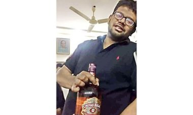 জাবিতে অফিস কক্ষে ভিসিপুুত্রের মদ খাওয়ার দৃশ্য ভাইরাল