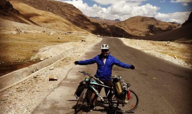  ক্যান্সারকে পাশ কাটিয়ে সাইকেলে বিশ্ব ভ্রমণ