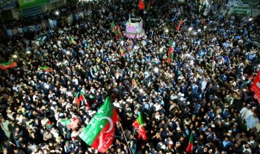 ইমরান খানের ডাকে বিক্ষোভে উত্তাল পাকিস্তান