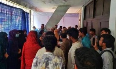 প্রশাসনের বাধা উপেক্ষা করে জোহরের নামাজ আদায় করেছেন ঢাকা বিশ্ববিদ্যালয়ের ছাত্রীরা