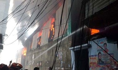 রাজধানীর পুরান ঢাকায় প্লাস্টিকের কারখানায় আগুন