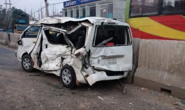 সাভারে মাইক্রোবাসকে কাভার্ড ভ্যানের চাপায় নিহত ১