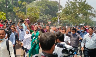 শিক্ষকদের ওপর ইটপাটকেল নিক্ষেপ: ভেস্তে গেল আলোচনার চেষ্টা