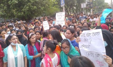 ঢাকা কলেজ শিক্ষার্থীদের সমর্থন ইডেন কলেজ ছাত্রীদের নীলক্ষেত মোড়ে অবস্থান