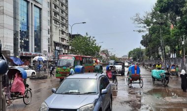 নিউমার্কেটে যান চলাচল স্বাভাবিক, দোকান খোলার অপেক্ষায় ব্যবসায়ীরা