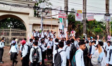 একাত্মতা জানিয়ে আইডিয়াল কলেজ শিক্ষার্থীদের মিছিল