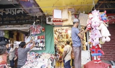 নিউমার্কেটে খুলেছে দোকানপাট