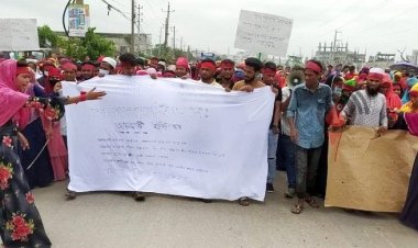 সিদ্ধিরগঞ্জে বকেয়া বেতনের দাবিতে গার্মেন্ট শ্রমিকদের বিক্ষোভ