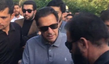 সেই বান্ধবীকে নিয়ে প্রশ্ন করতেই চলে গেলেন ইমরান খান