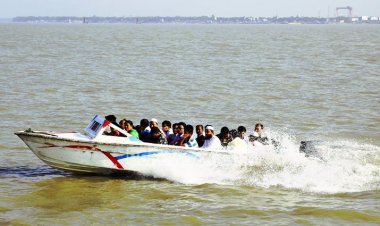  ১১ যাত্রী নিয়ে পদ্মায় ডুবে গেলো স্পিডবোট