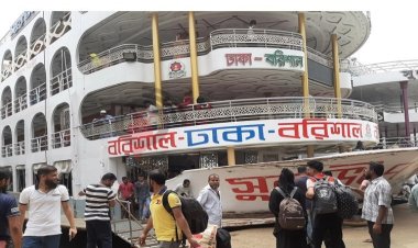 সদরঘাটে  যাত্রীদের ভিড় নেই, হতাশ লঞ্চমালিকরা