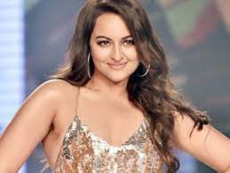 কার প্রেমে হাবুডুবু খাচ্ছেন সোনাক্ষী