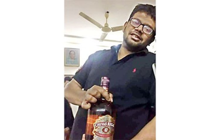 জাবিতে অফিস কক্ষে ভিসিপুুত্রের মদ খাওয়ার দৃশ্য ভাইরাল