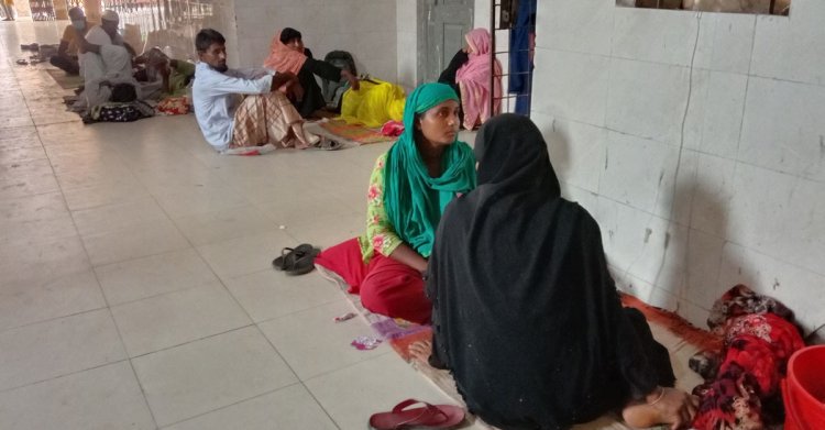 বরগুনায় ডায়রিয়ার প্রকোপ, মেঝেতে জায়গা না পেয়ে বারান্দায় চিকিৎসা