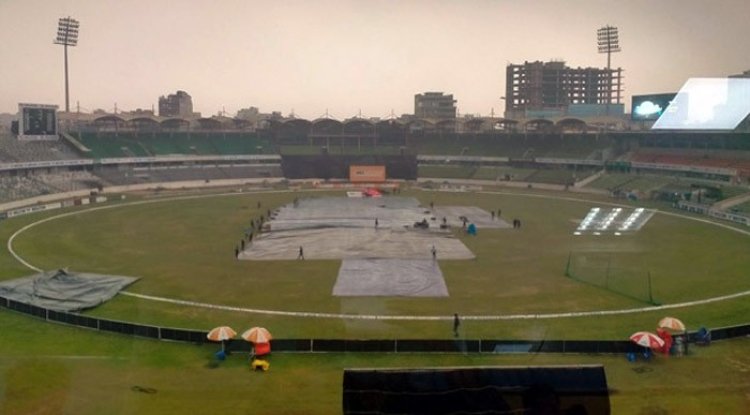 মাঠে নামতেই বৃষ্টিতে ভিজলেন মুশফিক-ইয়াসিররা