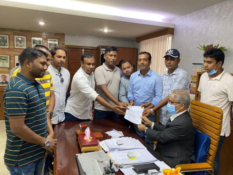 ভর্তি ফি ও খাবারের দাম কমানোর দাবিতে ঢাবি উপাচার্যের কাছে স্মারকলিপি প্রদান করেছে ছাত্রদল