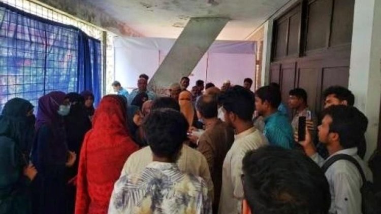 প্রশাসনের বাধা উপেক্ষা করে জোহরের নামাজ আদায় করেছেন ঢাকা বিশ্ববিদ্যালয়ের ছাত্রীরা