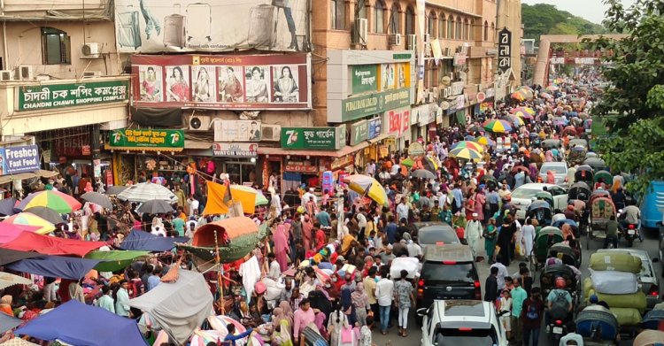 ঈদের কেনাকাটায় নিউমার্কেট জনসমুদ্র