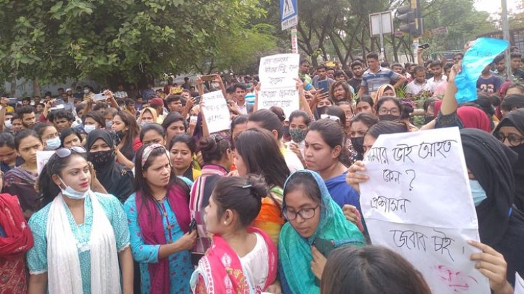 ঢাকা কলেজ শিক্ষার্থীদের সমর্থন ইডেন কলেজ ছাত্রীদের নীলক্ষেত মোড়ে অবস্থান