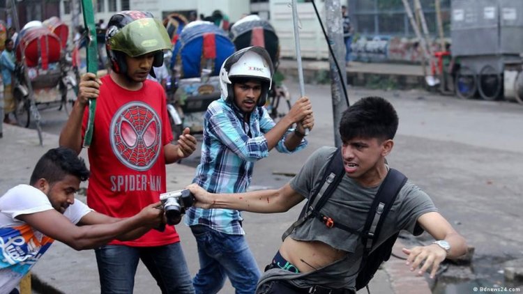 সংঘর্ষের সংবাদ সংগ্রহ করতে গিয়ে দোকান কর্মচারীদের হামলার শিকার হয়েছেন ৯ জন সাংবাদিক