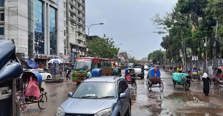 নিউমার্কেটে যান চলাচল স্বাভাবিক, দোকান খোলার অপেক্ষায় ব্যবসায়ীরা