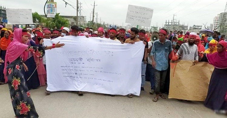 সিদ্ধিরগঞ্জে বকেয়া বেতনের দাবিতে গার্মেন্ট শ্রমিকদের বিক্ষোভ