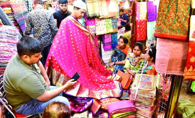 আতঙ্ক কাটিয়ে পুরনো চেহারায় নিউ মার্কেট