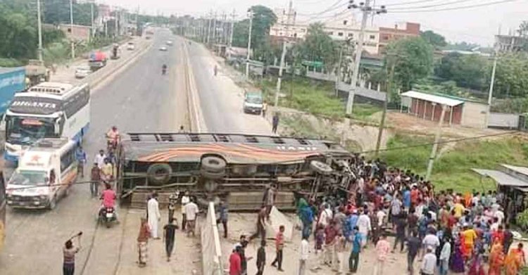 ধামরাইয়ে নির্মাণাধীন সড়কে গর্ত, বাস উল্টে আহত ১৫