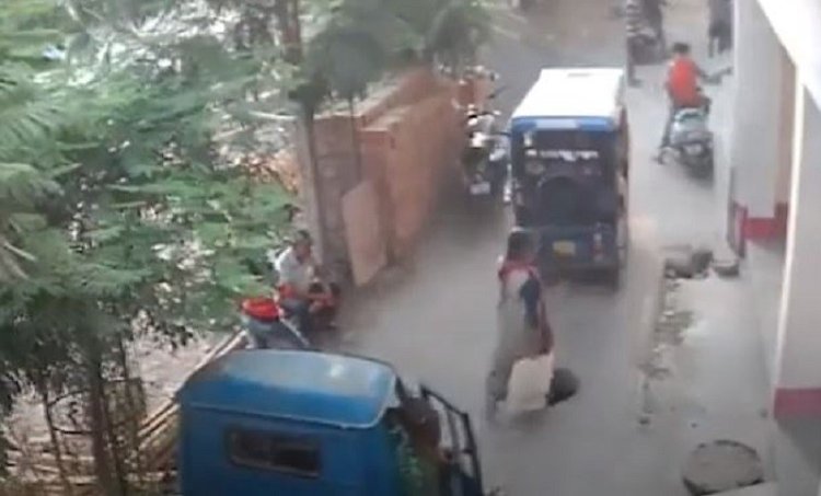 ফোনে কথা বলতে বলতে ম্যানহোলে পড়লেন নারী