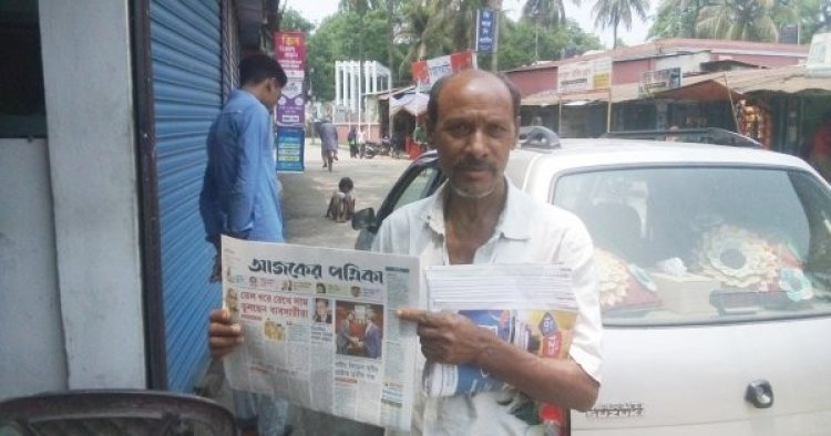পায়ে হেঁটে ৪২ বছর ধরে পত্রিকা বিক্রি করেন ফখরুদ্দীন