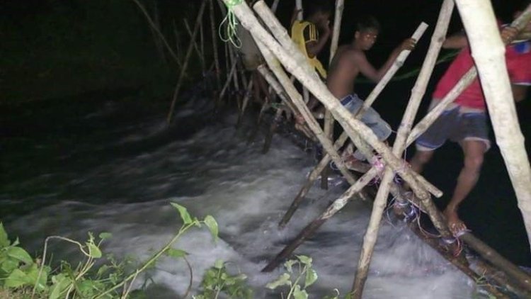 খালিয়াজুরী হাওড়ে ফসলরক্ষা বাঁধ কেটে দিলেন সাবেক চেয়ারম্যান