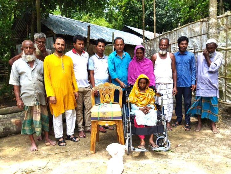 অসুস্থ হামিদা খাতুনকে হুইল চেয়ার ও ঈদ-সামগ্রী উপহার দিল স্বেচ্ছাসেবক দল
