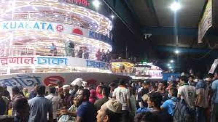 বরিশাল নদীবন্দরে যাত্রীদের উপচেপড়া ভিড়
