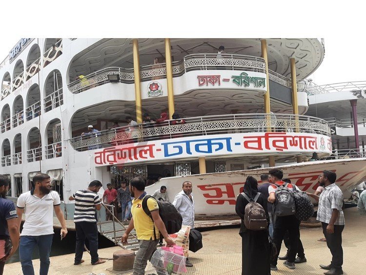 সদরঘাটে যাত্রীদের ভিড় নেই, হতাশ লঞ্চমালিকরা