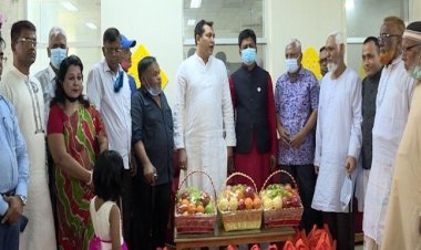 মুক্তিযোদ্ধা ও শহিদ পরিবারে মিষ্টি ও ফল পাঠালেন প্রধানমন্ত্রী