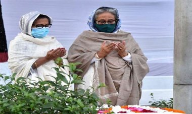 বনানী কবরস্থানে স্বজনদের কবর জিয়ারত করলেন বঙ্গবন্ধুর দুই কন্যা