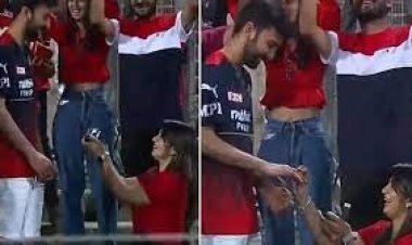 গ্যালারিতে প্রেমিককে তরুণীর বিয়ের প্রস্তাব, ভিডিও ভাইরাল