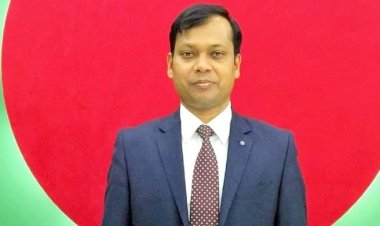 ফেসবুকে স্ট্যাটাস দিয়ে শাস্তি পেলেন আলোচিত কর্মকর্তা সারওয়ার আলম