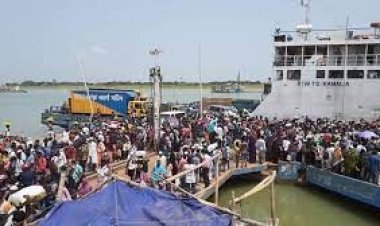 বাংলাবাজার ঘাটে যাত্রীর চাপ, বাড়তি ভাড়া আদায়ের অভিযোগ