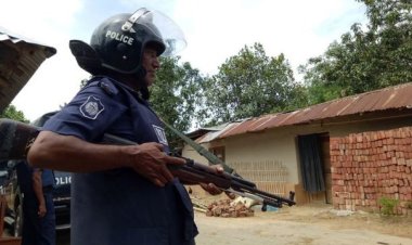  পুলিশের কাছ থেকে বন্দুক ছিনিয়ে দুই রোগীকে হত্যা   