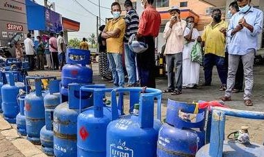  গ্যাস সিলিন্ডার নিয়ে কাড়াকাড়ি শ্রীলঙ্কায়
