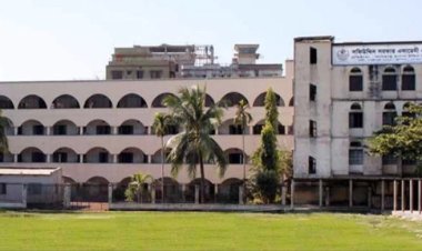 স্কুলড্রেস পরে ধূমপান: চার ছাত্রী বহিষ্কার