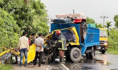 নাটোরে দুই ট্রাকের সংঘর্ষে প্রাণ গেল চালকের
