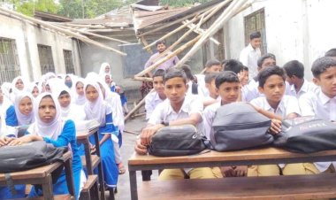 ঝড়ে উড়ে গেছে স্কুলের ছাউনি, খোলা আকাশের নিচে চলছে পাঠদান