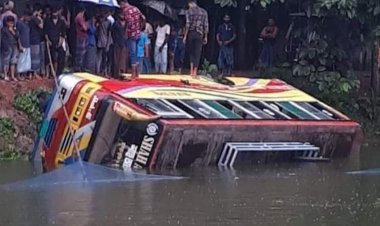 নিয়ন্ত্রণ হারিয়ে পুকুরে বাস, প্রাণ গেল ব্যবসায়ীর