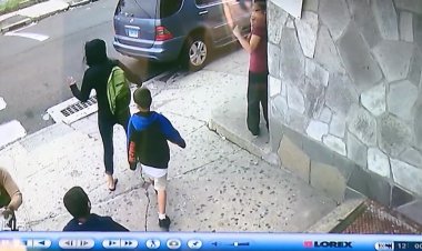  সন্তানকে বাঁচাতে চলন্ত গাড়ির সামনে মায়ের ঝাঁপ